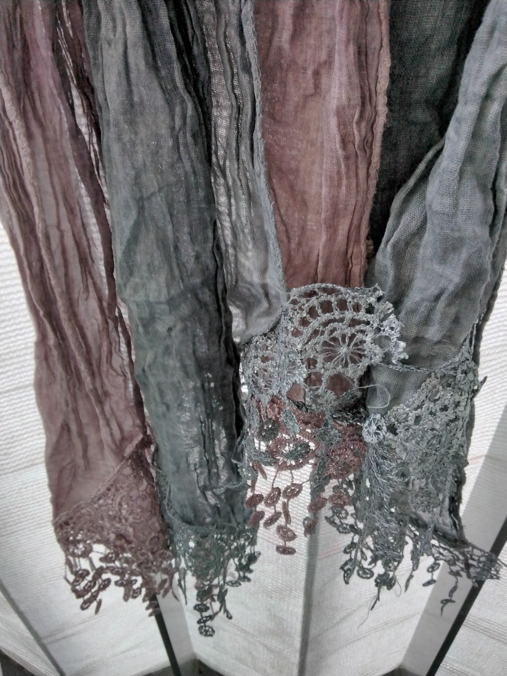 Foulard & Sciarpe: 2 LEICHTE SCHALS GRAU UND LILA – Usato da Biel/Bienne venduto da dasi3 1