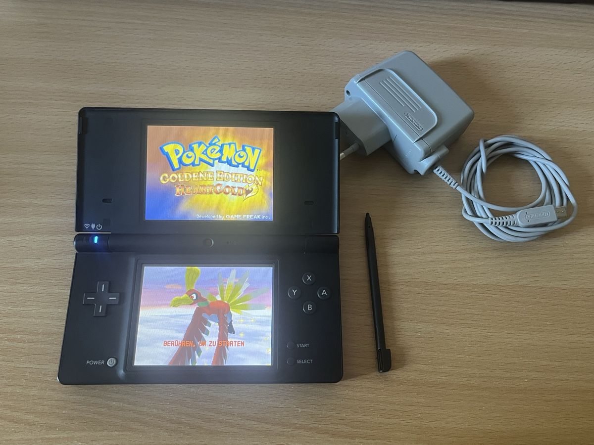 Nintendo Console: Nintendo DSi mit Pokémon Games – Usato da Dielsdorf venduto da RetroMeister