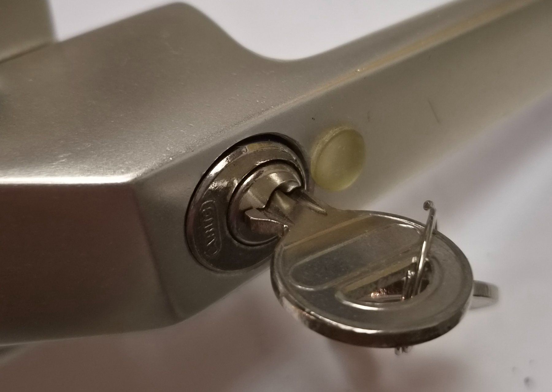Eisenwaren: Fenstergriff abschliessbar – Gebraucht aus Bischofszell von -fr-5 3