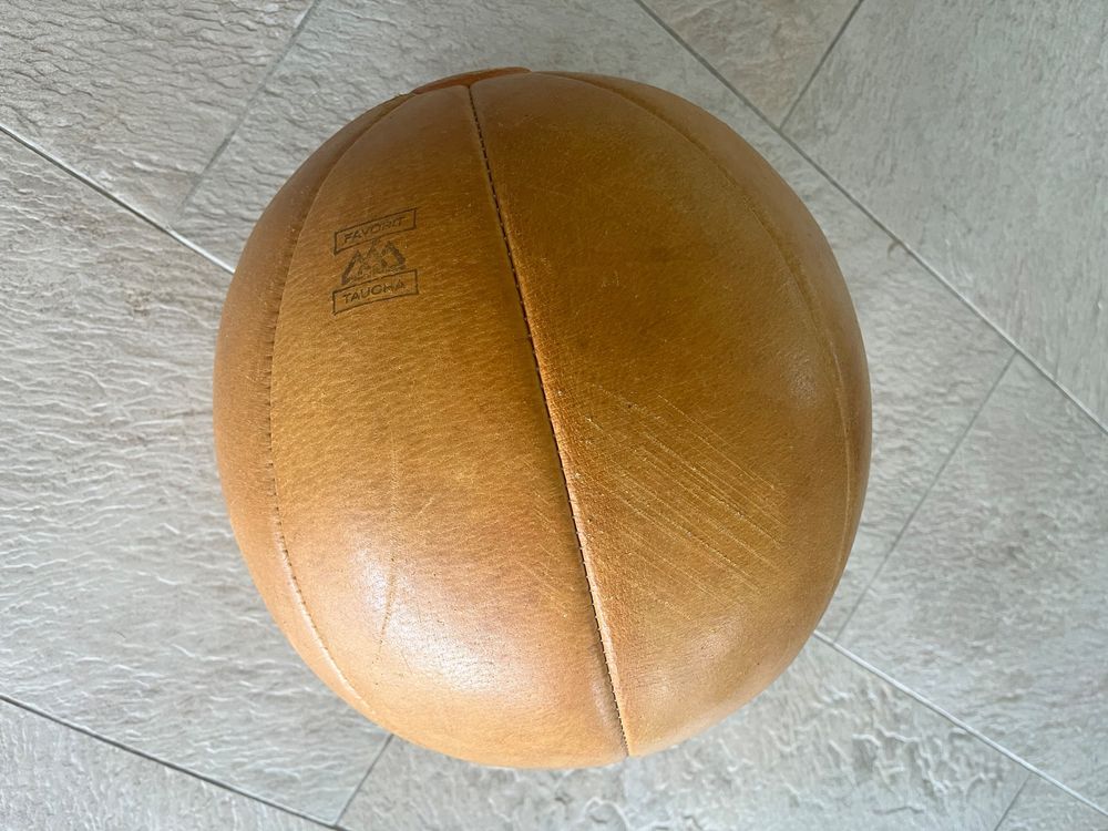 Ballon de médecine vintage en cuir brun, Tchécoslovaquie 1930 | €315