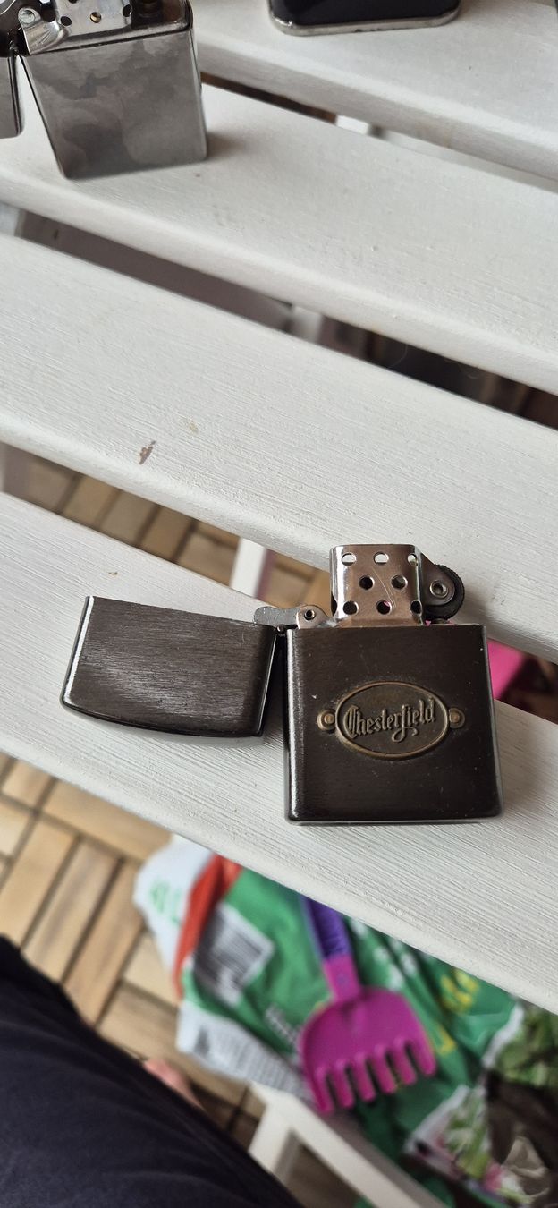 Zippo Accendini: 2 Zippo Feuerzeug Chesterfield – Usato da Hofstetten SO venduto da IgorMarijak 2