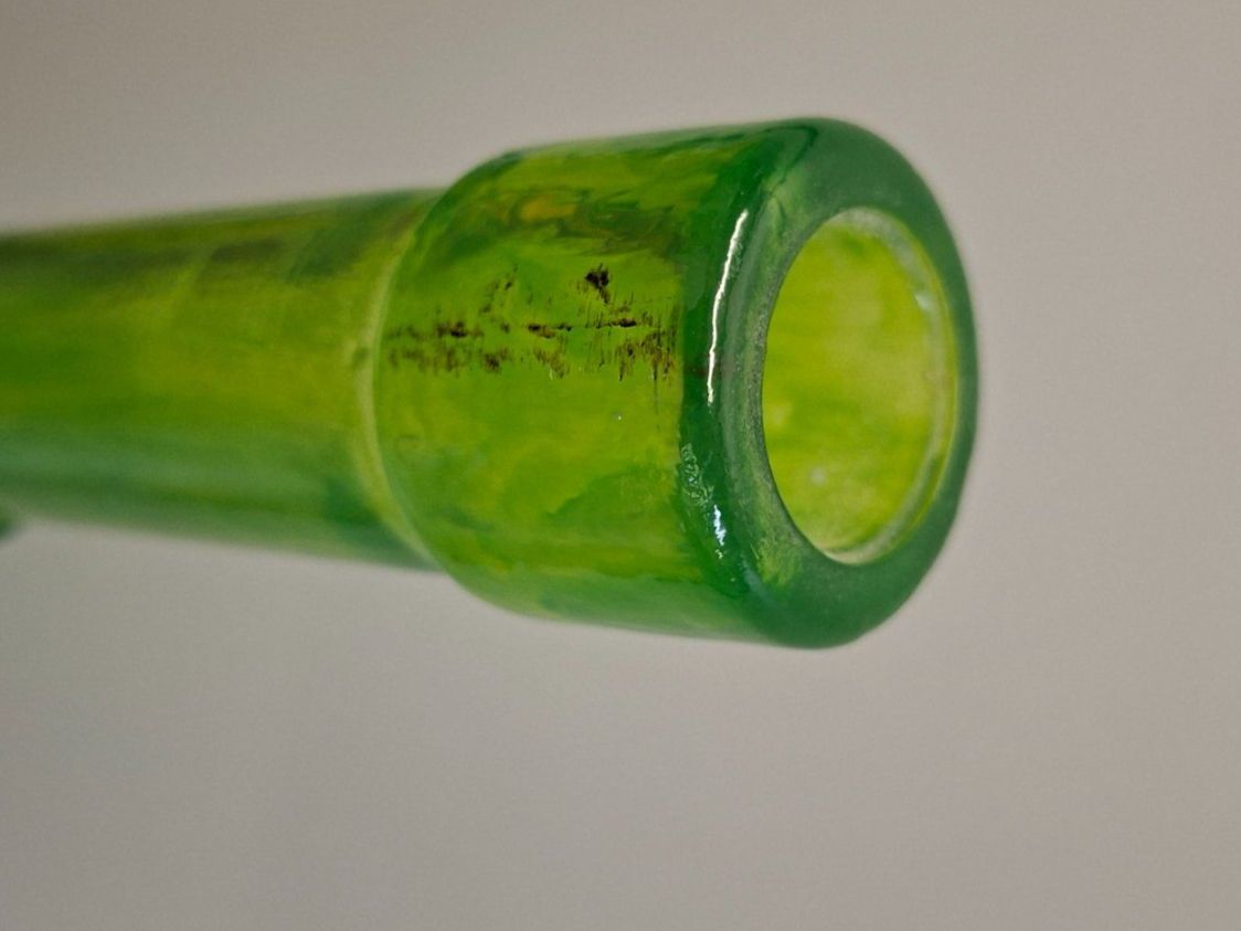 Altro in Stoviglie & Bicchieri: Grüne Glasflasche in Gewehrform – Usato da Wettingen venduto da Wendemarket 1