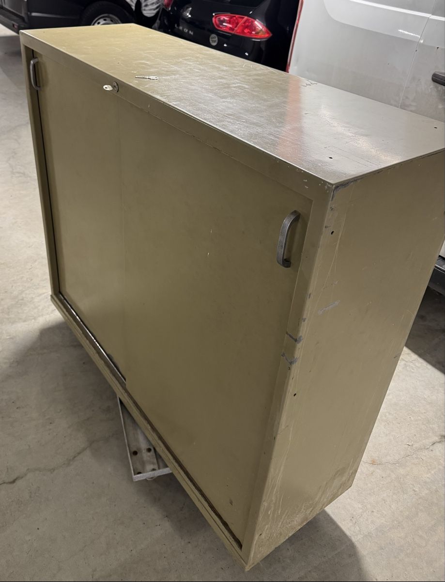 Armadi: Metallschrank – Difettoso da Beinwil am See venduto da BR2712 2