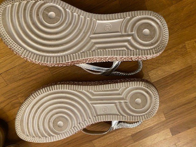 Scarpe da donna: Silberne Sandalen, Grösse 38 – Nuovo (secondo la descrizione) da Unterengstringen venduto da Dale2 1