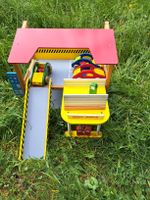 Tankstelle aus Holz mit Autos