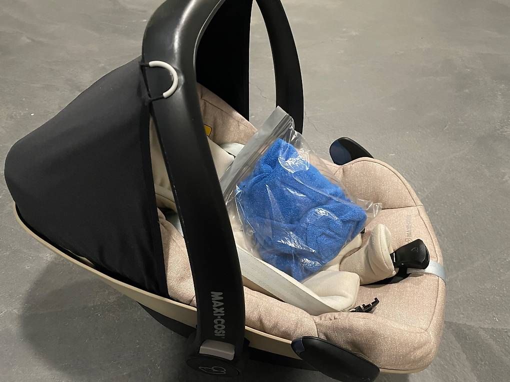 Maxi-Cosi Auto-Kindersitze: Maxi-Cosi Babyschale & Isofix Base – Gebraucht aus Zürich von mlm_f2wz 2