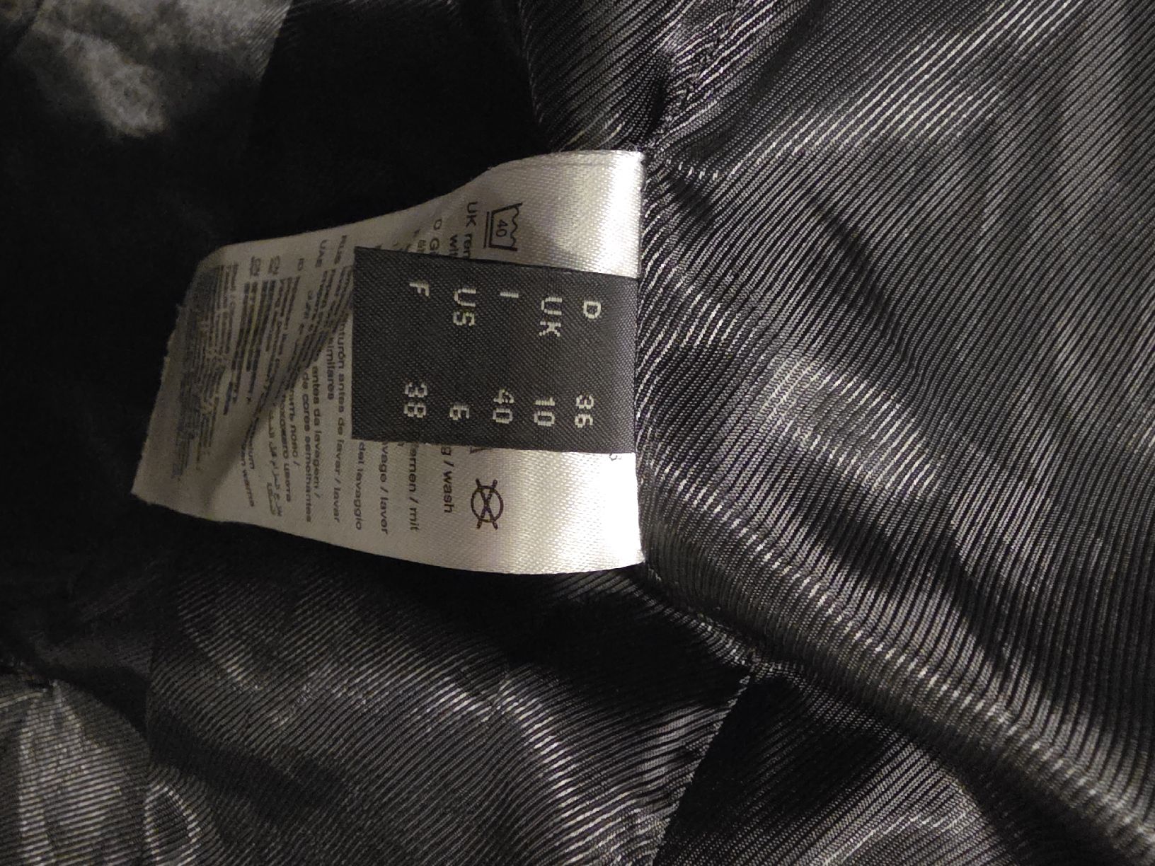 Esprit Giacche: Schwarze Winterjacke, neuwertig, Grösse 36, tailliert – Nuovo (secondo la descrizione) da Hunzenschwil venduto da man_965q 3