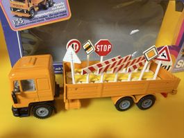 Siku 2610 UKW mit Verkehrszeichen LKW 1:55 neuwertig