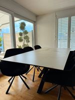 Table avec 6 chaises en très bon état, comme neuves.