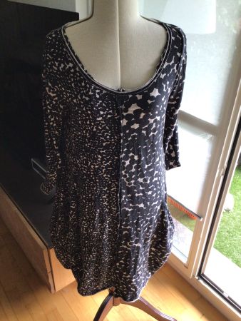 Schönes Kleid mit Muster, Grösse M, Rundholz