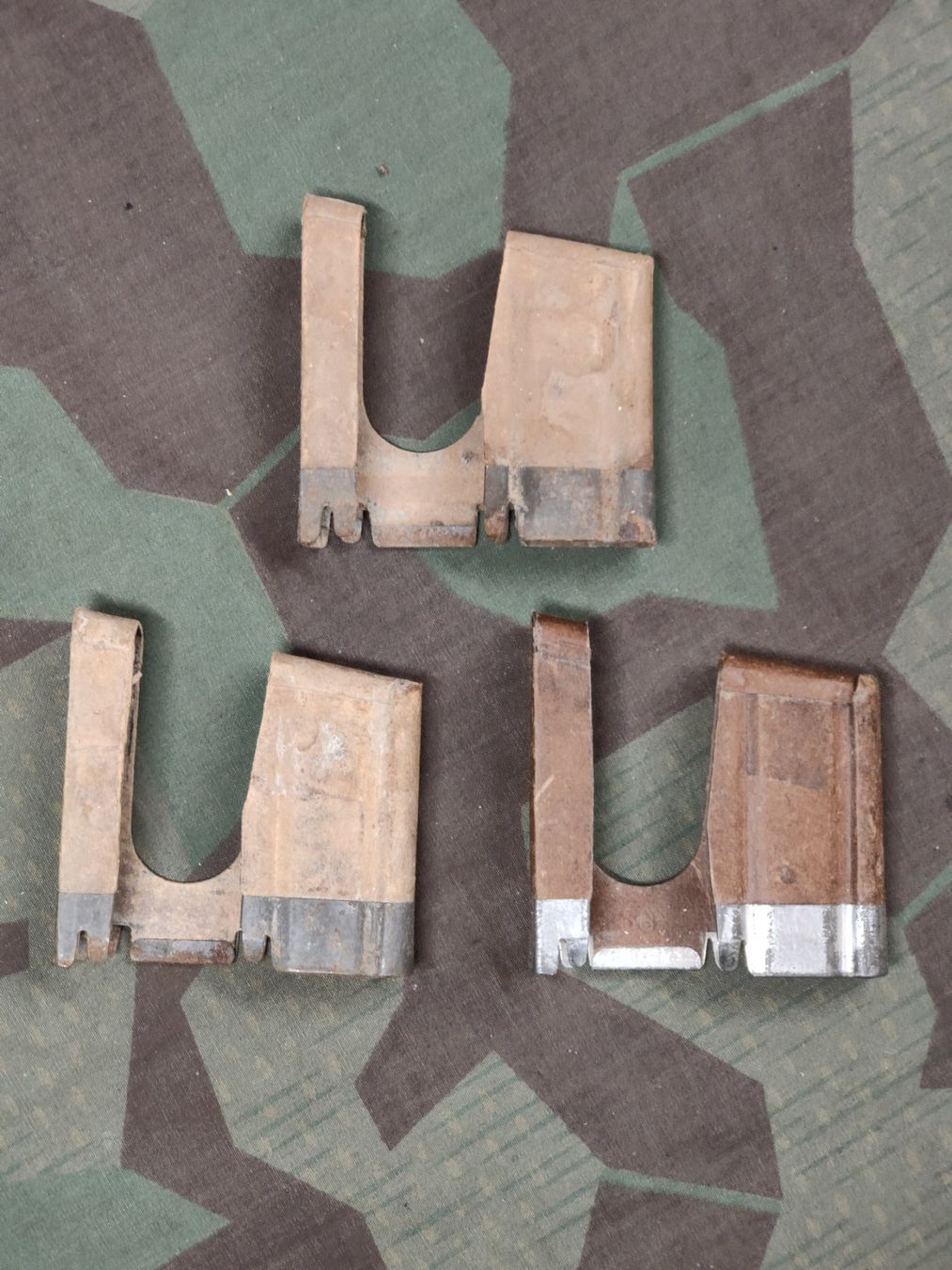 Armée suisse Armes blanches: 3 braune Lader GP11 – D'occasion à Bauma par SwissMilitaria 1