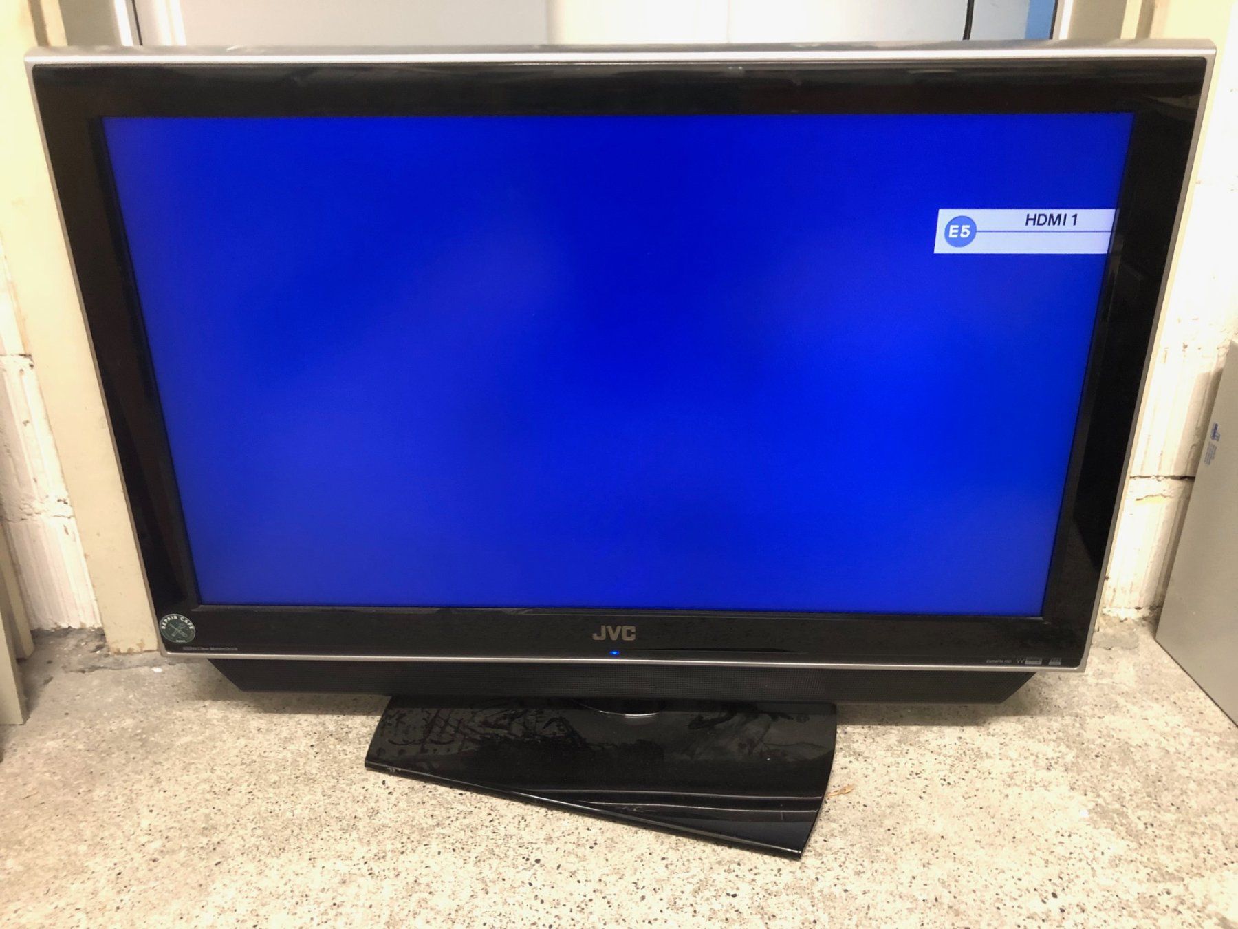 JVC Televisori: Fernseher Flachbildschirm Screen 30 Zoll Gamer Screen – Usato da Hinterkappelen venduto da atomschnee