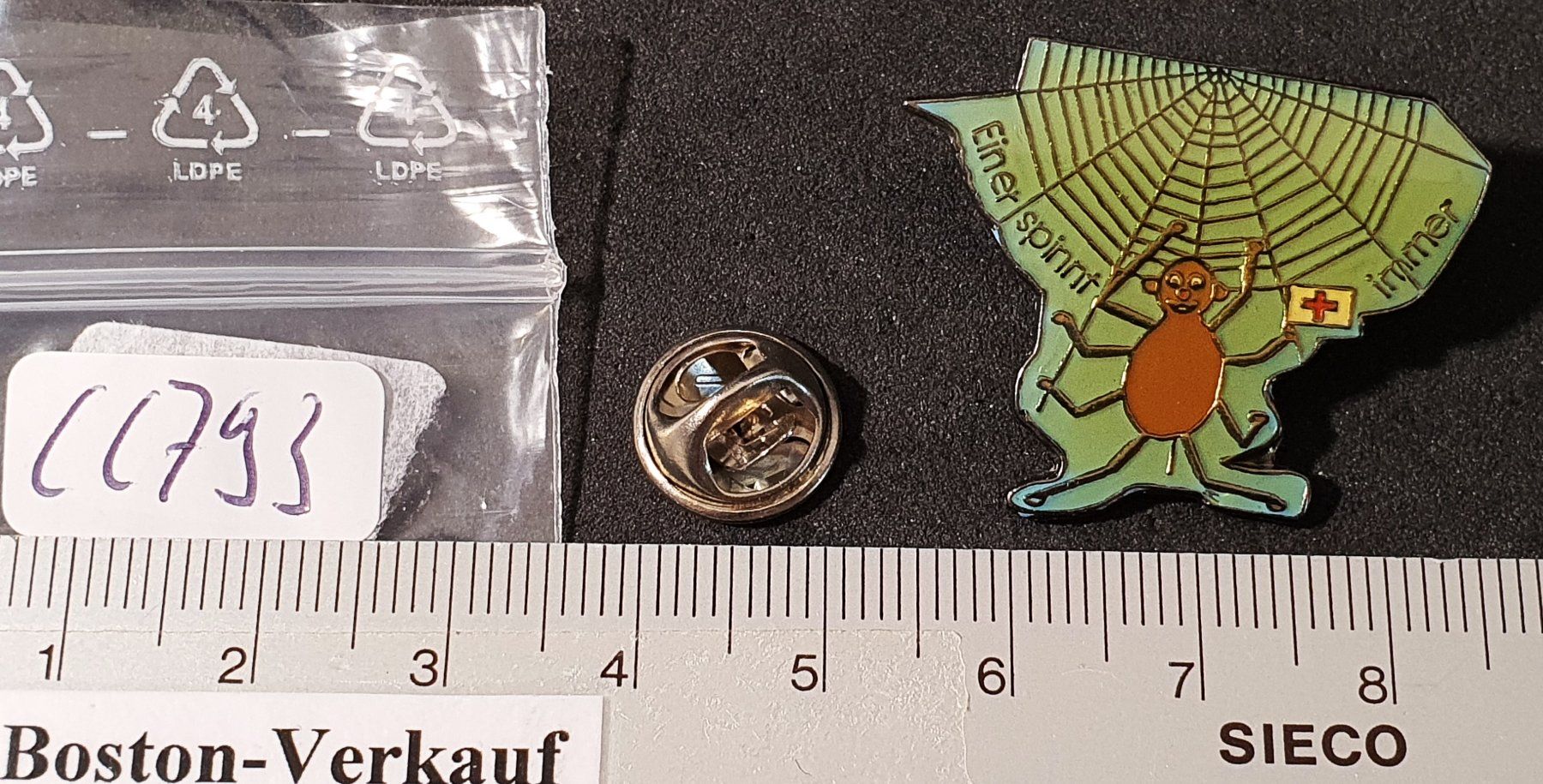 Placchette & Badge: CC793 - Pin Spinnennetz Spinne / Einer spint immer! – Usato da Reinach BL venduto da Boston-Verkauf 1
