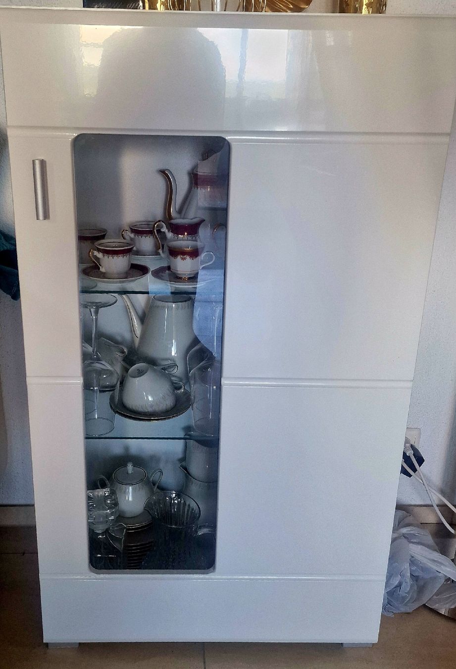 Vitrines: Vitrinen-Schrank weiss mit Glasfront – Neuf (Voir description) à Aesch (Neftenbach) par Lu_shopping