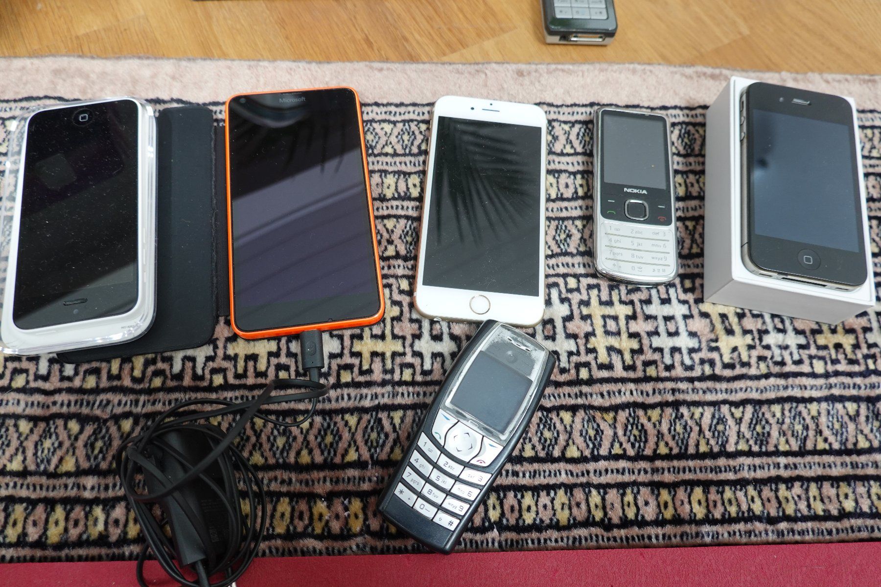 Telefoni cellulari / Smartphones: Ein Koffer voll alte Handys – Usato da Schüpfen venduto da Msche 1