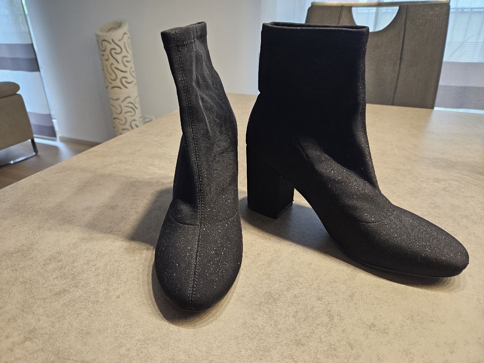 Scarpe da donna: Schwarze Stiefeletten mit Absatz – Usato da Kriens venduto da noe_5hkf