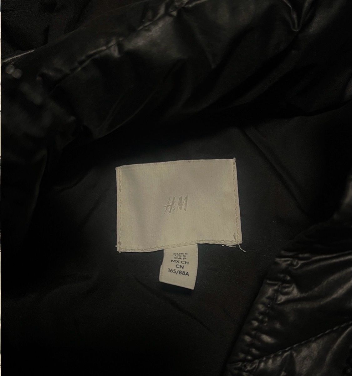 H&M Giacche: H&M Steppjacke schwarz mit Kapuze – Usato da Gossau SG venduto da eor_9jvs 1