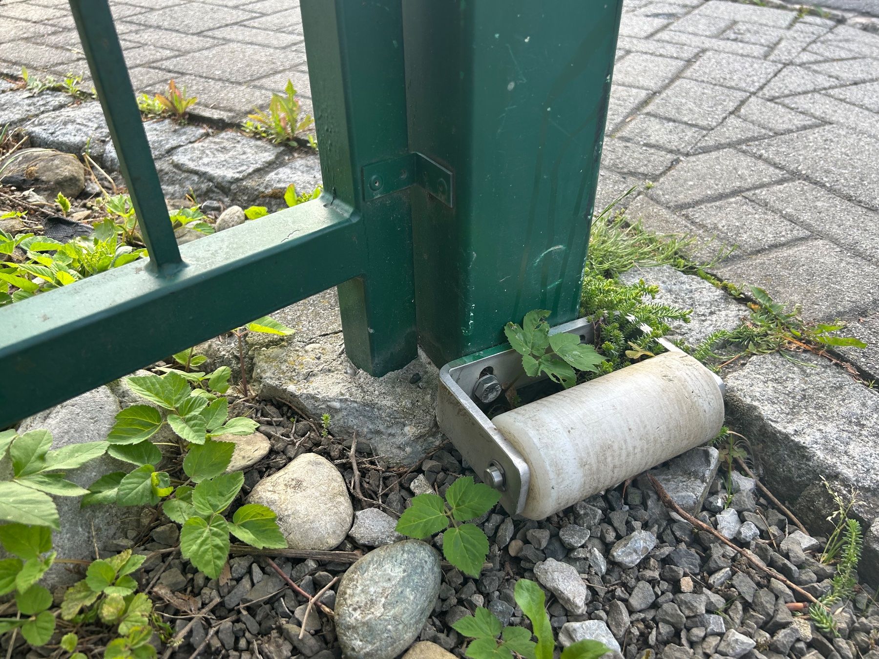 Paravents: Massives Eisen-Schiebetor mit integriertem Gartentor – Défectueux à Lüchingen par Imana 4