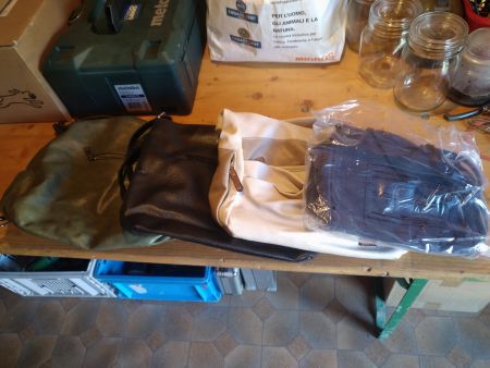 Vier Handtaschen verschiedene Farben gebraucht Zustand