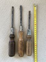 3 cacciaviti antichi con manico legno