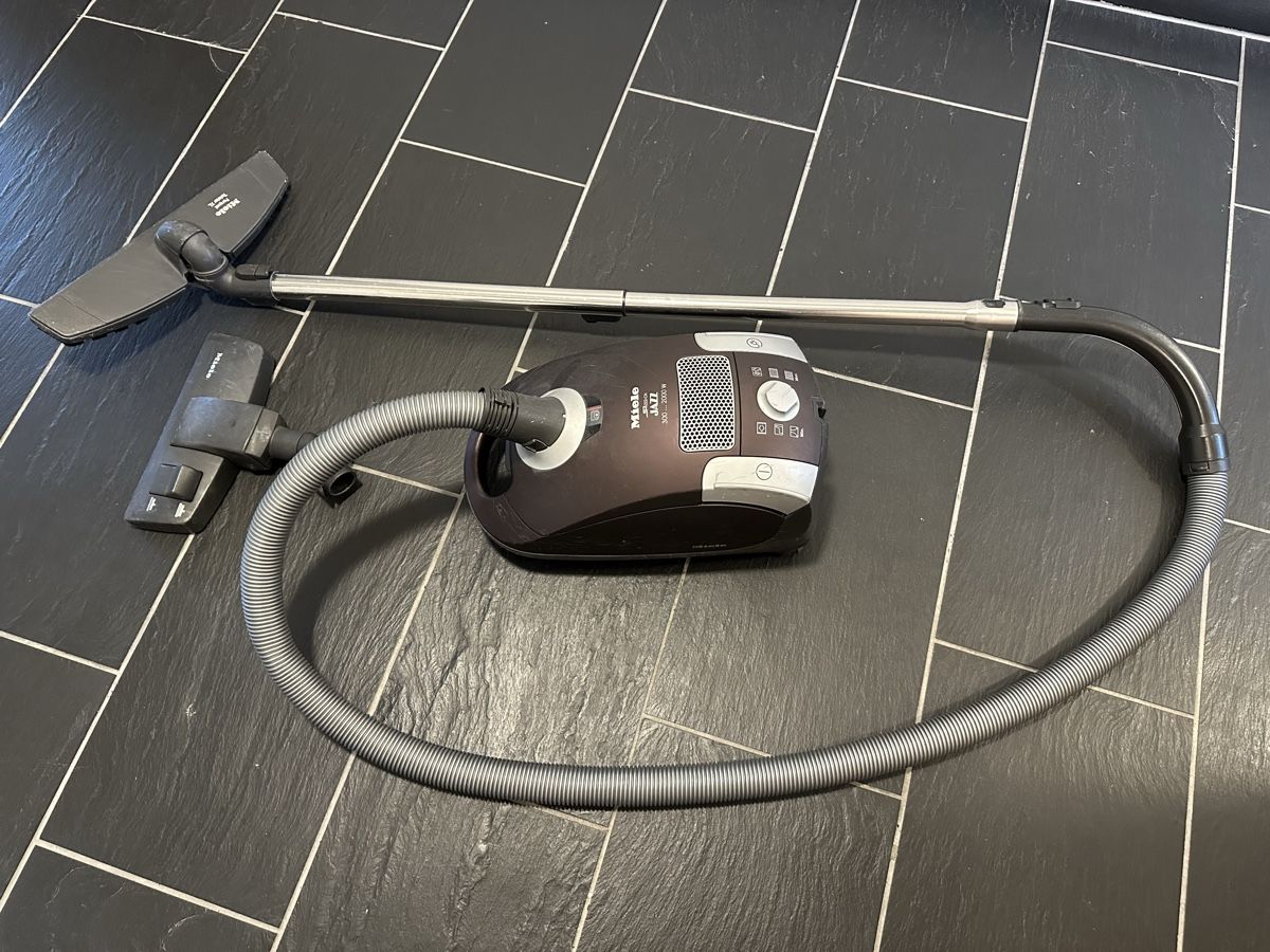 Miele Aspirapolveri & Accessori: Staubsauger Miele Jazz – Usato da Chur venduto da Sim7000