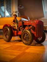 Großes Vintage Traktormodell aus Holz mit Metallrädern