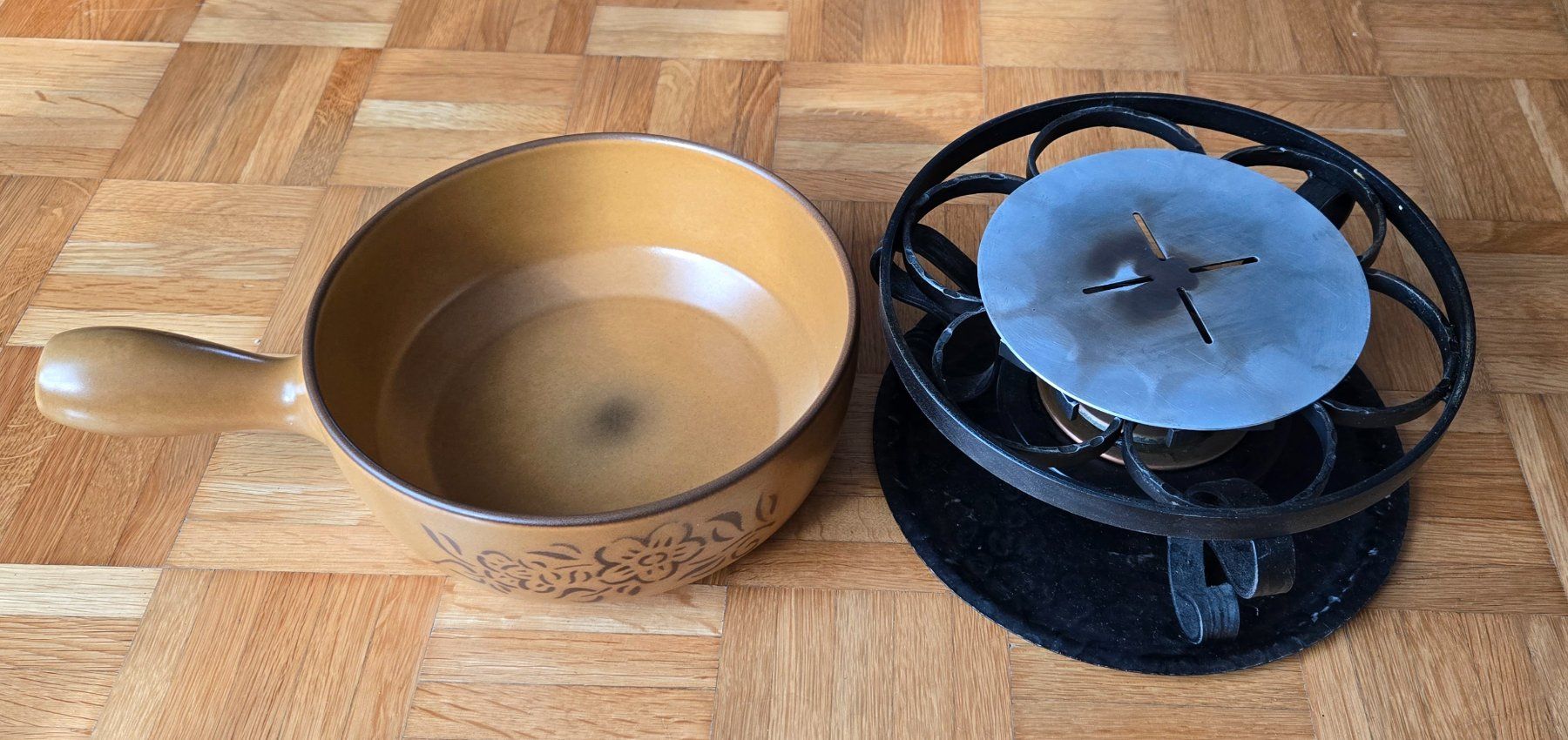 Padelle: Fondue Caquelon Keramik mit Gestell und Brennergehaeuse – Usato da Adlikon b.Regensdf venduto da YvZi 2