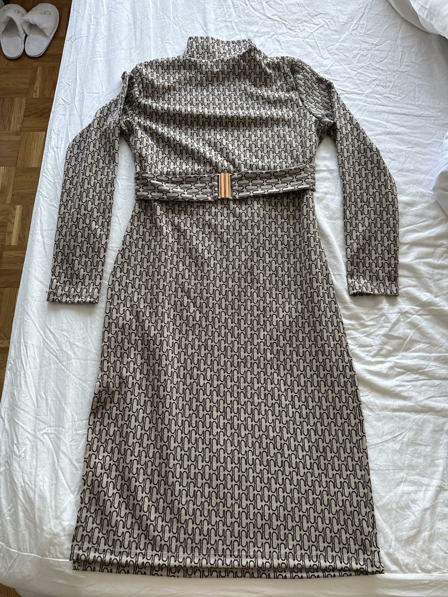 Vestiti: Robe chic à motif unique avec ceinture dorée – Nuovo (secondo la descrizione) da Neuchâtel venduto da cha_bh6y
