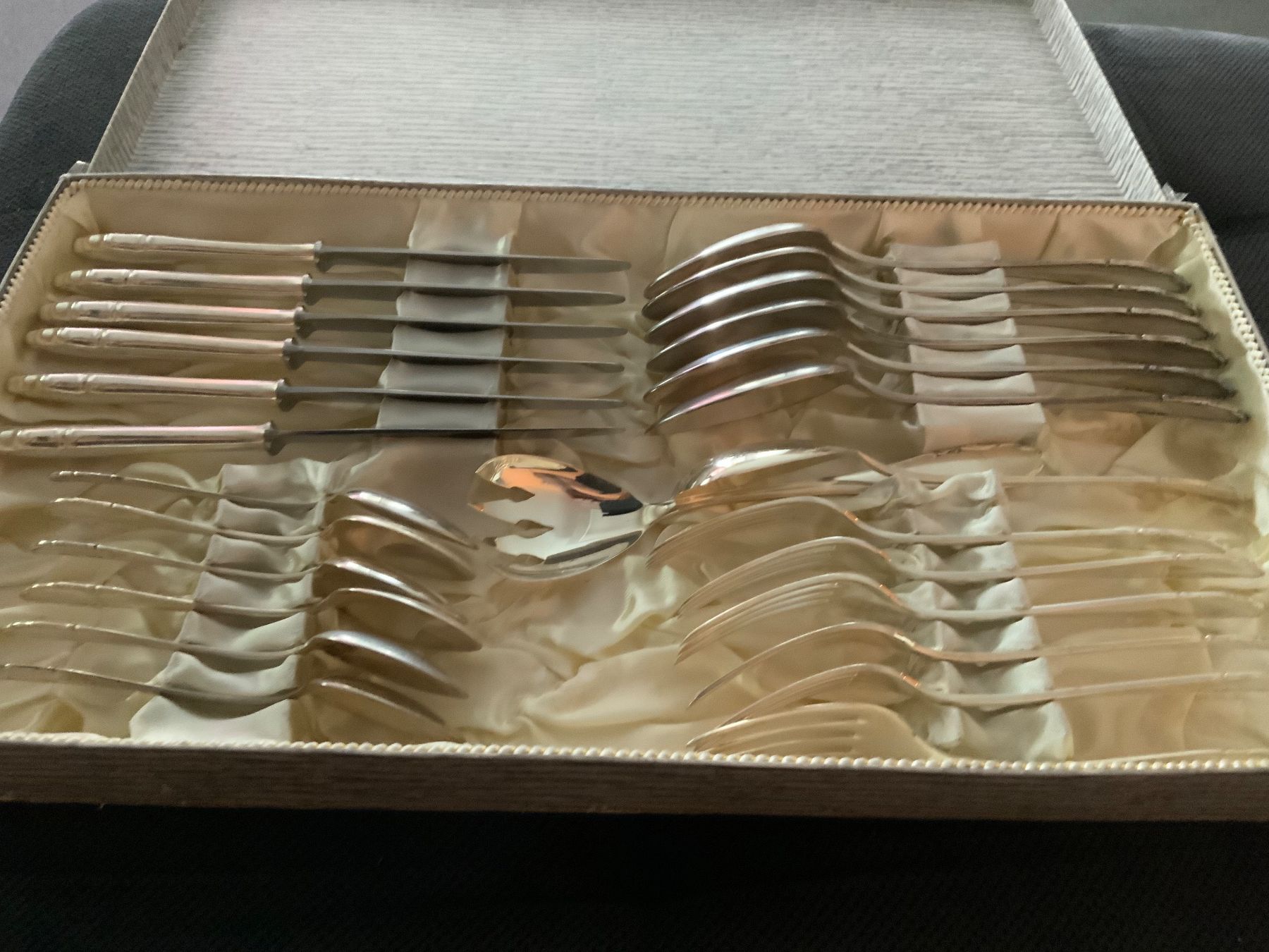 Set di posate: 24 teilige Silberbesteck mit 1 Schöpfbesteck – Nuovo (secondo la descrizione) da Schübelbach venduto da S1CH 1