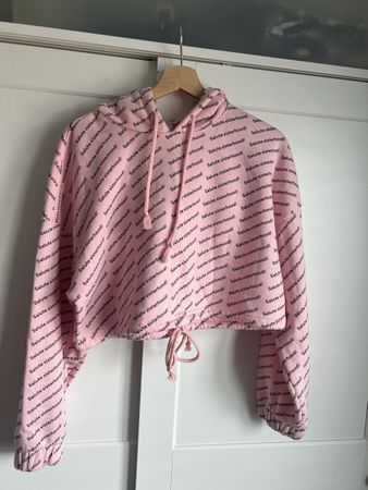 Cropped Hoodie Pullover "Salute Sisterhood" rosa von Monki