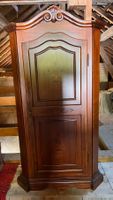Armoire en bois massif avec motif floral bon état