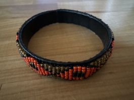 Armreif mit Perlen