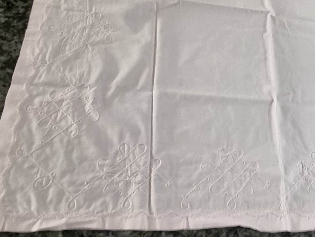 Sonstige Tischwäsche: Tischdecke  bestickt 82 x 82 cm – Gebraucht aus geroldswil von Gumball1 3