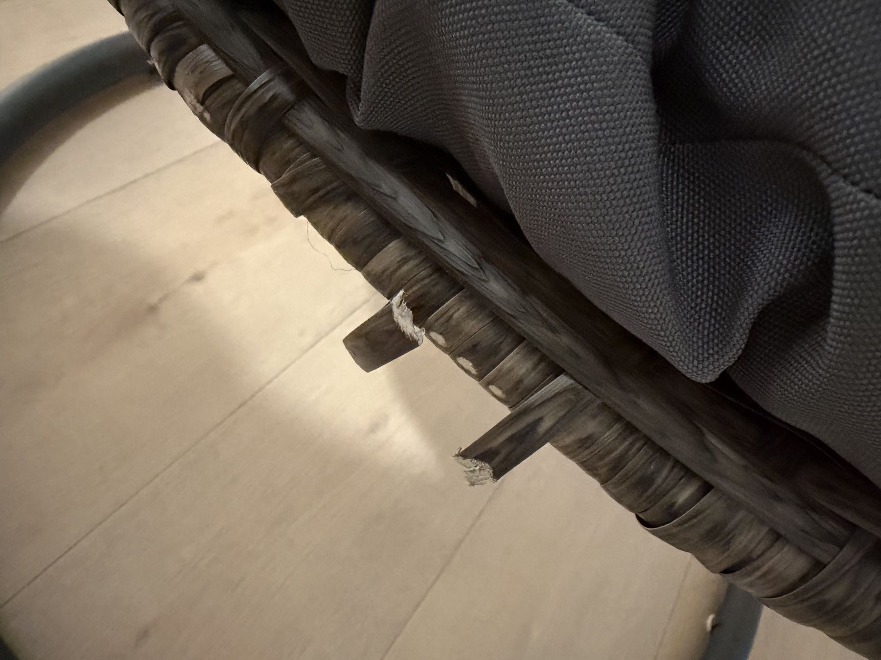 Poltrone pensili da giardino: Rattan Hängesessel mit Kissen – Usato da Greifensee venduto da potenza66 2