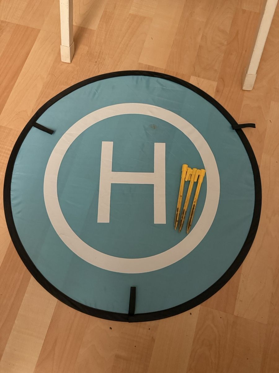Tappeto da gioco: Drone Landing Pad foldable blue used condition – Usato da Lenzburg venduto da schmoendli