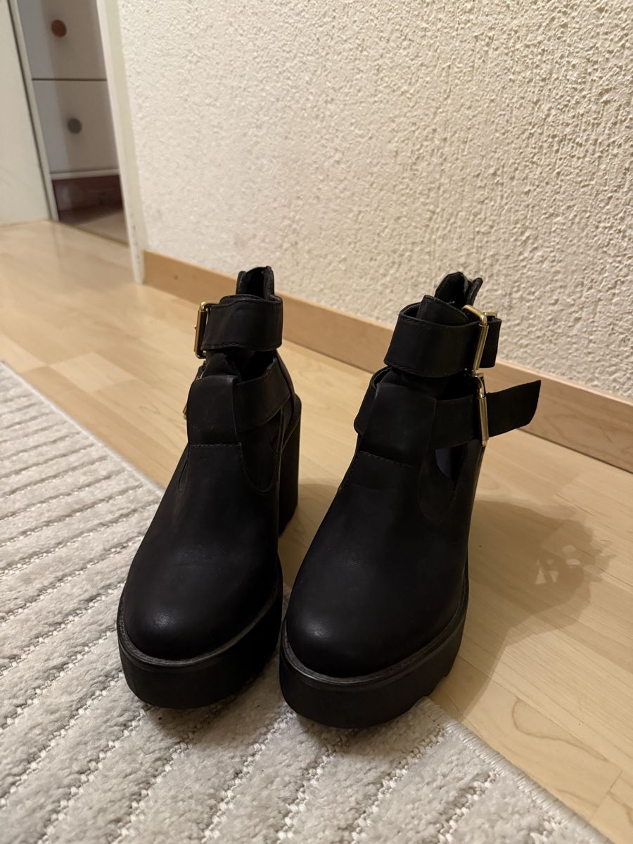 Scarpe da donna: Schwarze Stiefeletten mit Absatz, Grösse 39 – Nuovo (secondo la descrizione) da Chur venduto da Vinvin.10