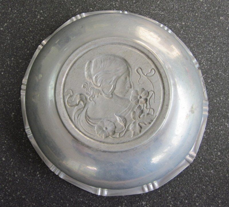 Schalen: Alte Aluminium Schale mit Bildnis einer Dame – Gebraucht aus Bischofszell von raika 3