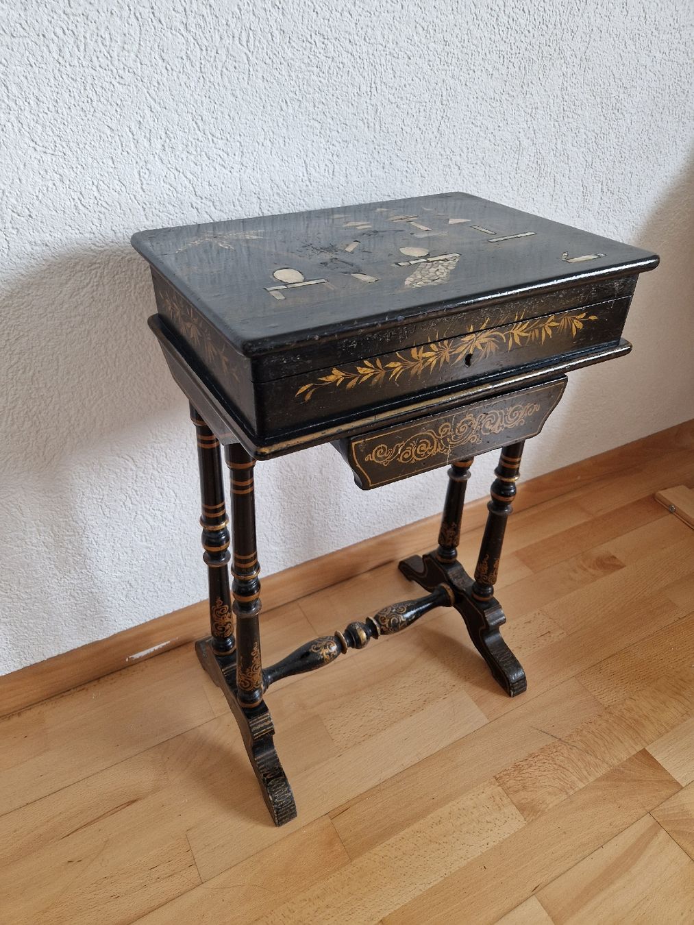 Tische: schöner Napoleon III style Tisch – Gebraucht aus Lauterbrunnen von ziv_nd87