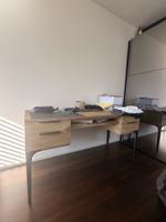 Schreibtisch Holz mit Metallbeinen und Schubladen