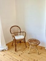 Vintage Korbstuhl mit Hocker