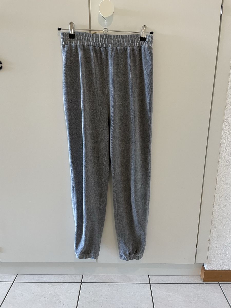 Zara Pantaloni: Pantalon jogging  gris taille S Zara – Usato da Pully venduto da kaba07