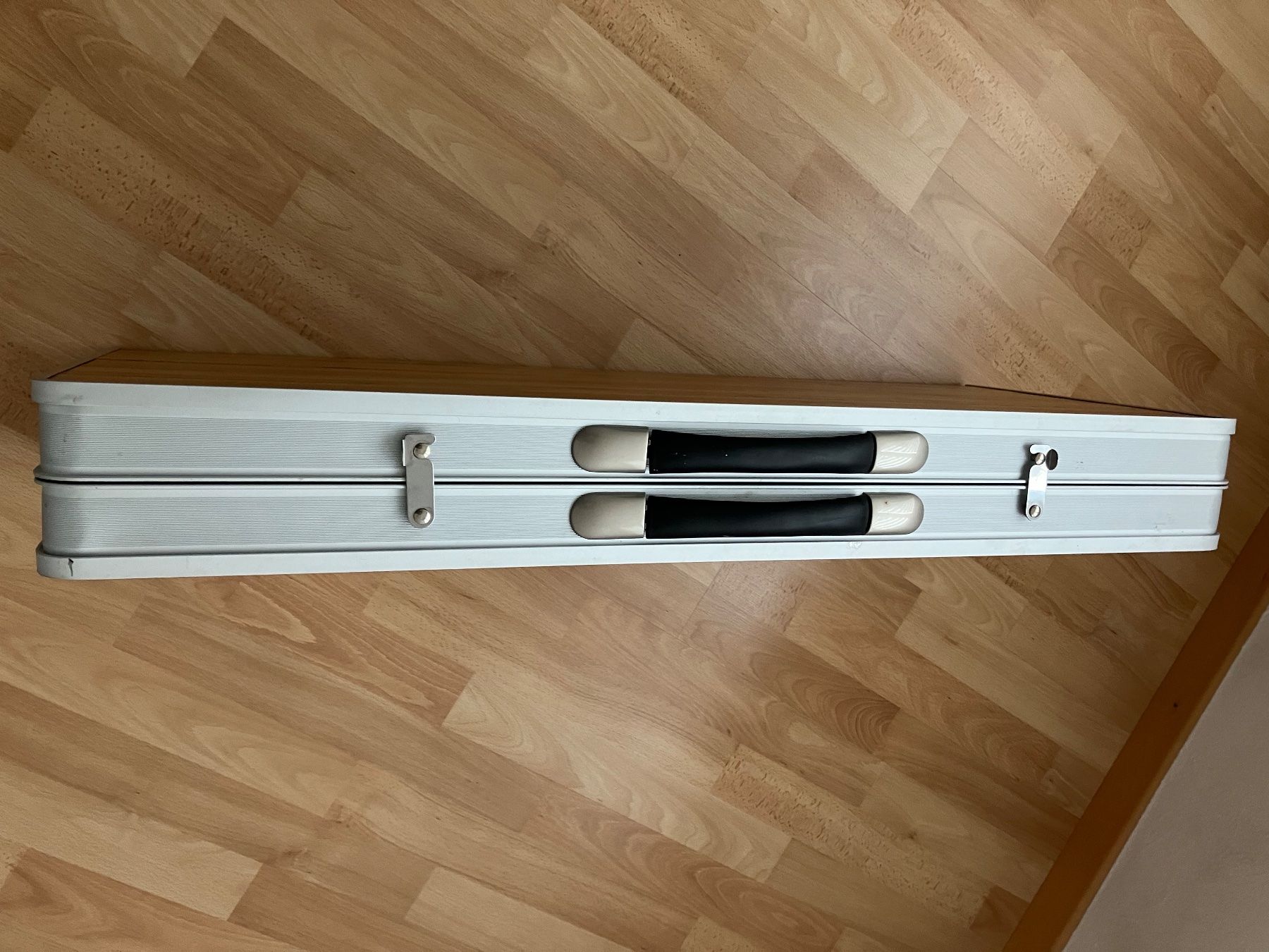 Tische: Picknick/Koffertisch – Gebraucht aus Nidau von  4