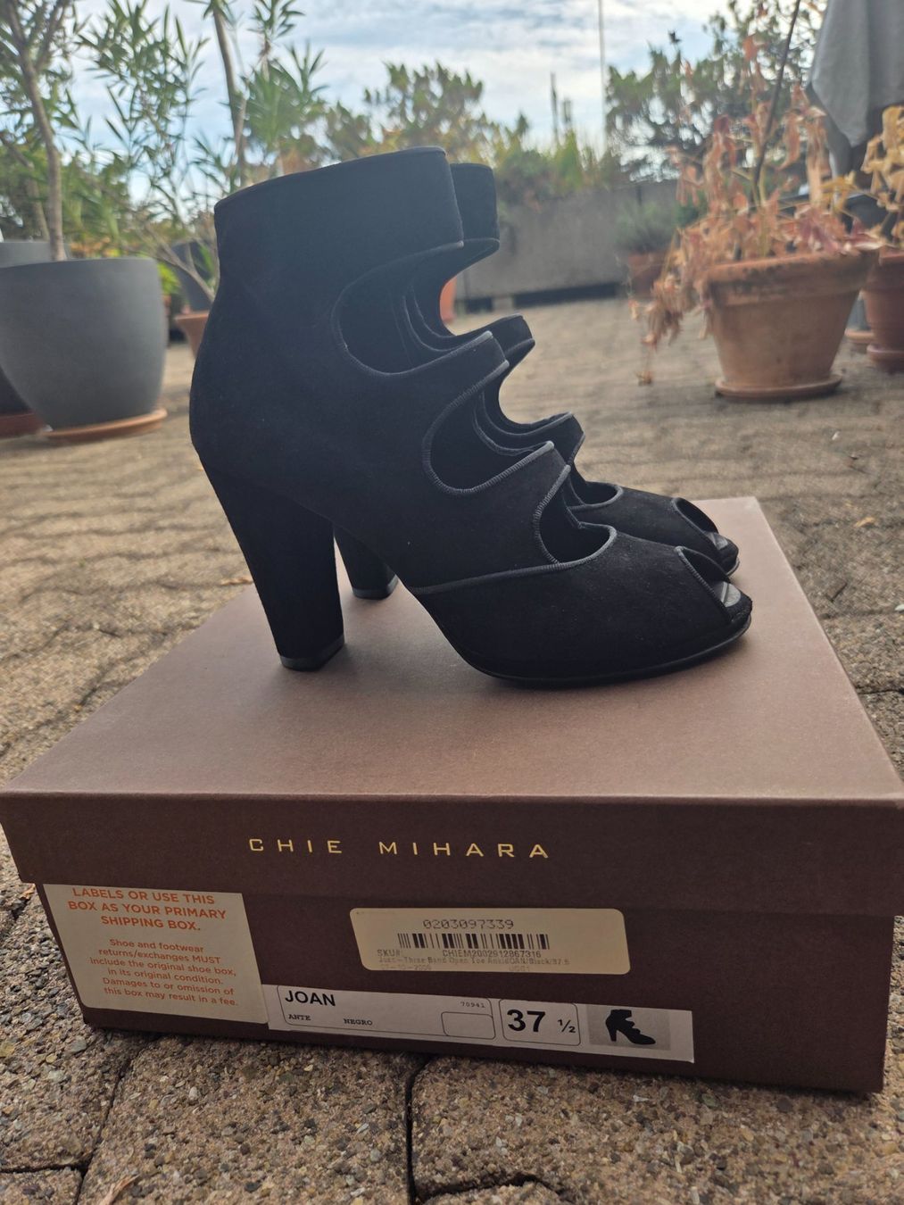 Chie Mihara Chaussures femmes: Chie Mihara Black Suede Booties NEU 37.5 – Neuf (Voir description) à Zürich par aktak
