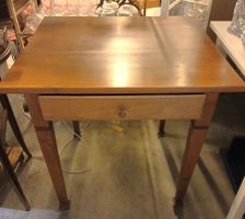 Charmante petite table en bois massif