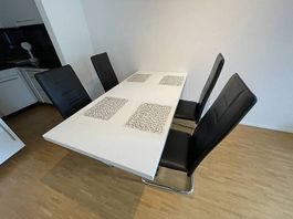 Grössenverstellbarer Esstisch mit 4 Stühlen + Bücherregal