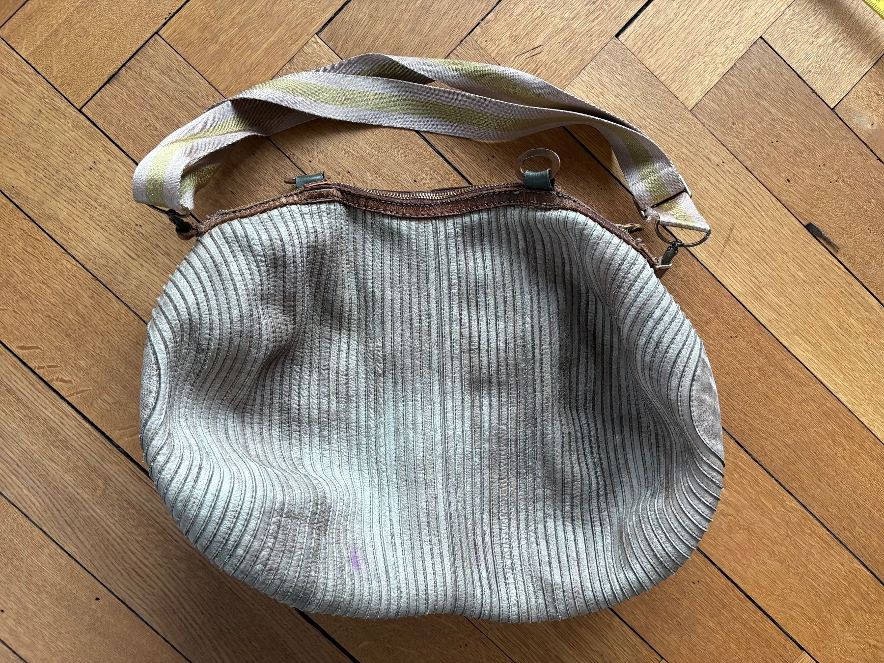 Taschen für Damen: Handtasche Beuteltasche von MAJO – Gebraucht aus Zürich von triangular