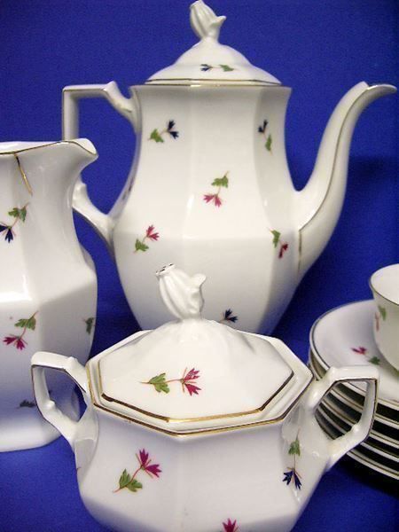 Set di piatti: reizendes Art Deco Mocca Service – Usato da Meggen venduto da Trouvaillen 1