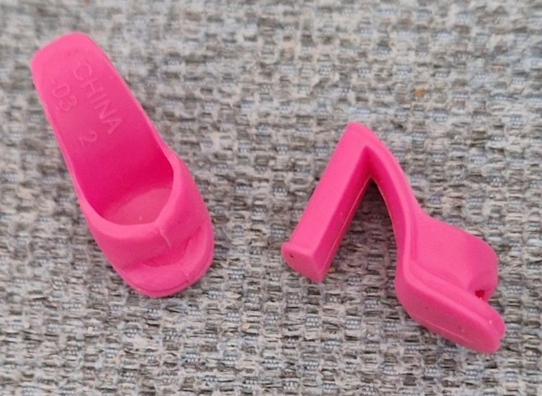 Bambole: chaussures pour Barbie – Usato da Couvet venduto da Pioune