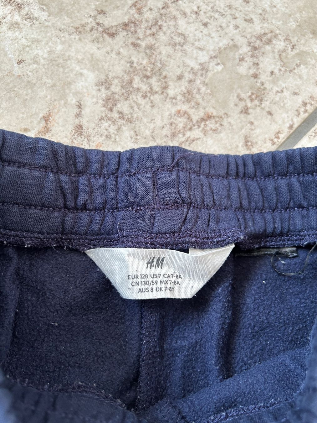 H&M Pantalons: Trainerhose 2 Stück, Grösse 128 – D'occasion à Reichenburg par nanuk015 1