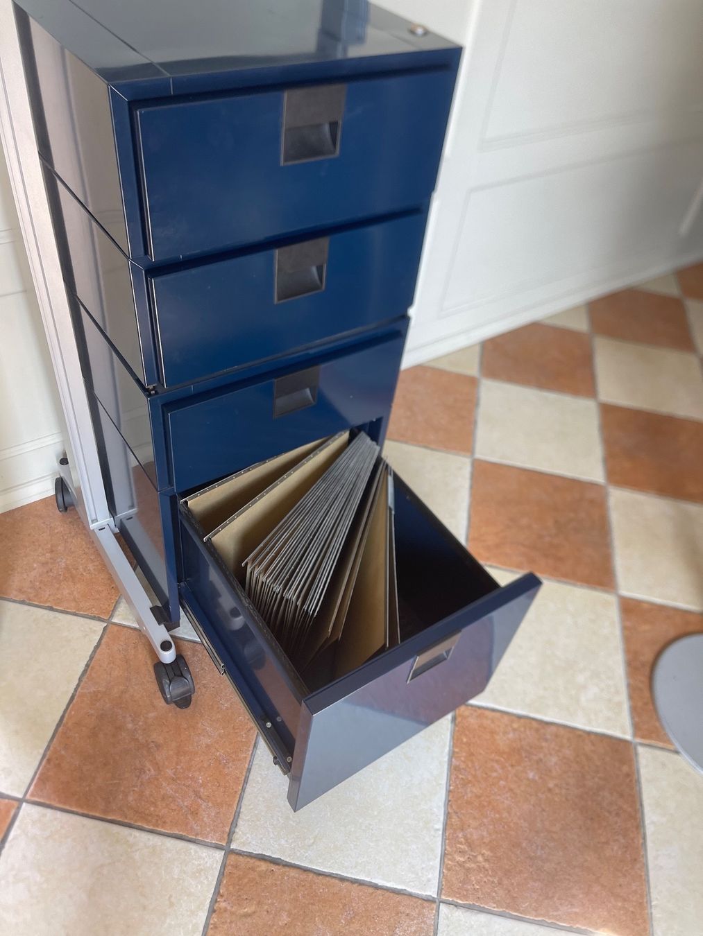 USM Scaffali: USM Original Caddy Stahlblau Lieferung Gratis – Usato da Thun venduto da usmlieferung 4